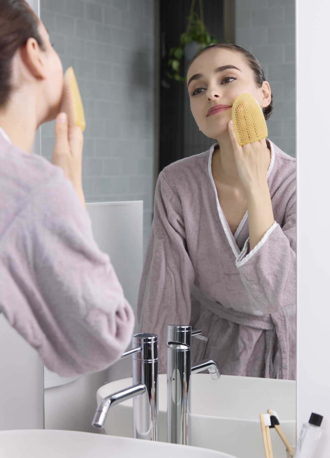 洗面台でスパセルを使う女性の様子